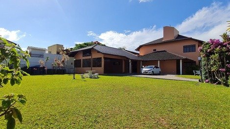 Beautiful 5 Bedroom House, 20 meters from the sea!