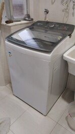Área de serviço com máquina de lavar