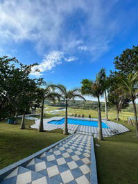 Wonderful site in front of the dam, swimming pool, barbecue.