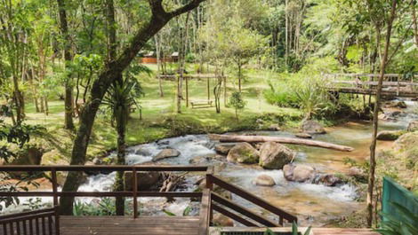 Rio circunda toda a propriedade