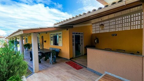Spacious House with 5 Bedrooms and Private Pool