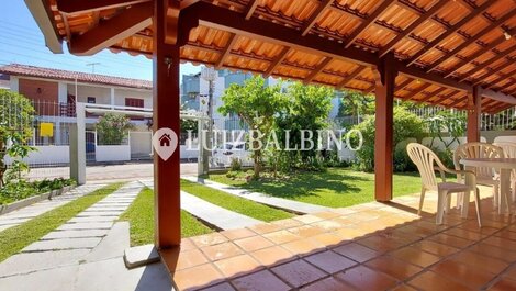 Excellent House 100 meters from the sea in Cachoeira do Bom Jesus for Summer