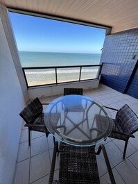 Frente a la playa, apartamento de 3 dormitorios, baño y balcón con vista completa!