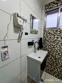 Banheiro com secador de cabelos
