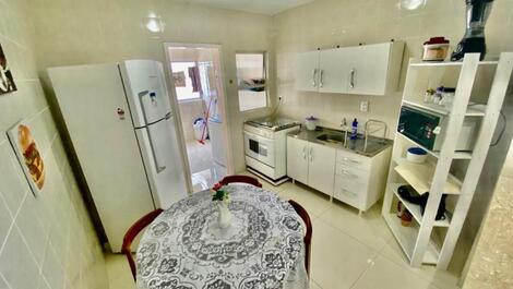 APARTAMENTO NO CORAÇÃO DA MEIA PRAIA PARA SUAS FÉRIAS
