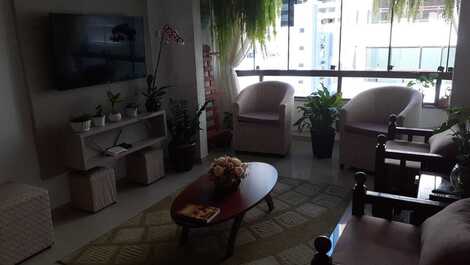 HERMOSO APARTAMENTO 2 DORMITORIOS, 2 AIRE, CERCA DEL SHOPPING RUSSI.