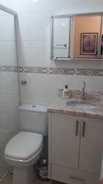 HERMOSO APARTAMENTO 2 DORMITORIOS, 2 AIRE, CERCA DEL SHOPPING RUSSI.