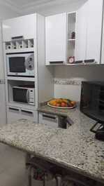 HERMOSO APARTAMENTO 2 DORMITORIOS, 2 AIRE, CERCA DEL SHOPPING RUSSI.