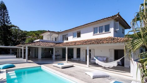 Hermosa casa con 5 suites y piscina en Búzios