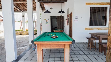 Cozy house with swimming pool, barbecue and games room, in...