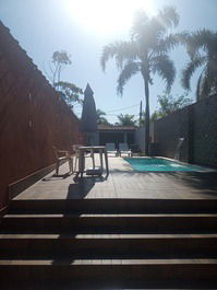 Área piscina com guarda sol.
