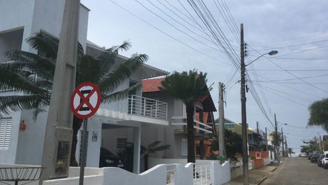 Casa de praia quadra do mar com piscina, ar condicionado, TVs e WI FI