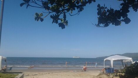 LINDA CASA PÉ NA AREIA BALNEÁRIO PEREQUÊ