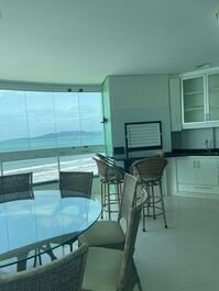 Seafront apartment for 10 people