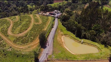 Casa de campo com amplo espaço para festas.