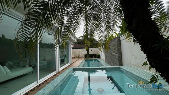  Casa de temporada CASA NA PRAIA EM MARESIAS , São Paulo,  Brasil . Reserve seu hotel agora mesmo!