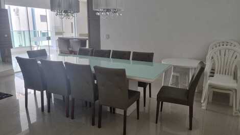 HERMOSO APARTAMENTO 4 SUITES, BAÑERA, 3 GARAJES, CERCA DEL SHOPPING RUSSI.