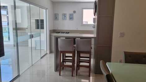 HERMOSO APARTAMENTO 4 SUITES, BAÑERA, 3 GARAJES, CERCA DEL SHOPPING RUSSI.