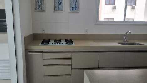 HERMOSO APARTAMENTO 4 SUITES, BAÑERA, 3 GARAJES, CERCA DEL SHOPPING RUSSI.