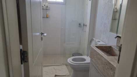 HERMOSO APARTAMENTO 4 SUITES, BAÑERA, 3 GARAJES, CERCA DEL SHOPPING RUSSI.