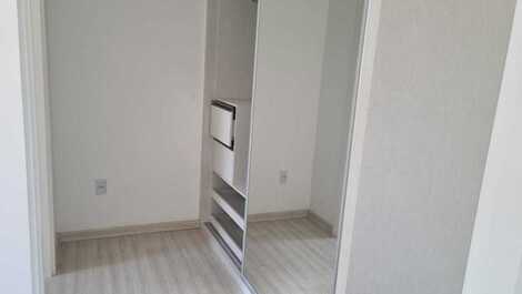 HERMOSO APARTAMENTO 4 SUITES, BAÑERA, 3 GARAJES, CERCA DEL SHOPPING RUSSI.