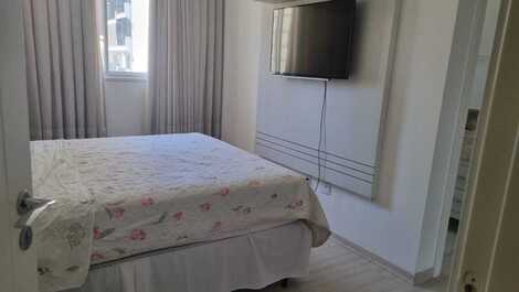 HERMOSO APARTAMENTO 4 SUITES, BAÑERA, 3 GARAJES, CERCA DEL SHOPPING RUSSI.