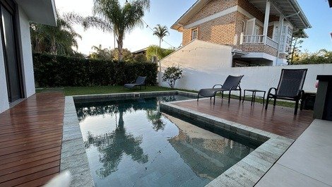 Casa espetacular com piscina e 5 suites Jurerê Internacional