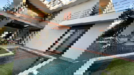 Casa espetacular com piscina e 5 suites Jurerê Internacional