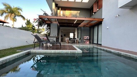 Casa espetacular com piscina e 5 suites Jurerê Internacional