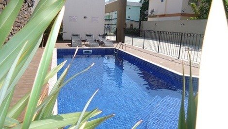 Condomínio com piscina, a 300 metros da praia de Bombas