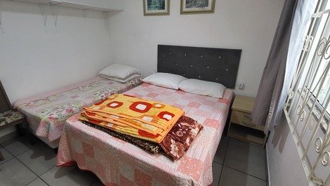 Quarto 1 com 1 cama de casal e 1 cama de solteiro, tv e ar-condicionado