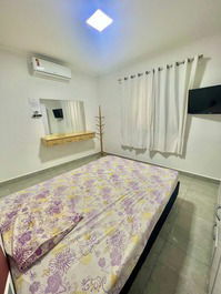 Quarto (1) com cama box casal com cama auxiliar solteiro, armário, tv led 32’ e ar condicionado 12.000 btu’s.