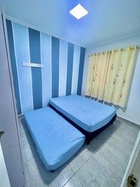 Quarto (2) com cama box casal com cama auxiliar solteiro, armário e ar condicionado 12.000 btu’s.