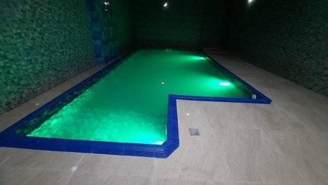 Vista da piscina a noite 