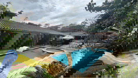 HS10| Casa com Piscina, próximo da praia