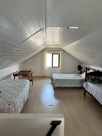 Excelente adosado, 1 suite más 2 dormitorios con aire acondicionado, entrepiso, WI-FI