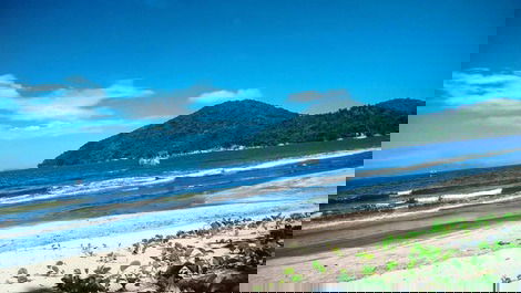 Ap. Ubatuba, Wifi, Smart TV, 2 Suít., vaga coberta, piscina.