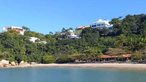 Praia da figueira onde o condomínio está localizado. nossa casa é a esquerda, mais perto da praia