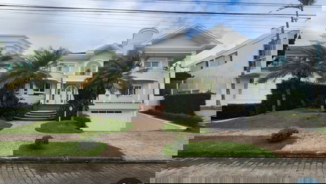 Great house for the season in Jurerê Internacional