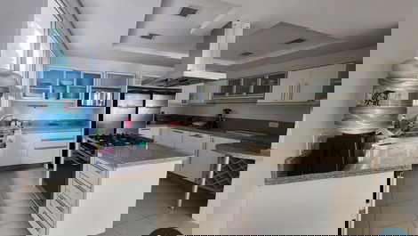 Great house for the season in Jurerê Internacional