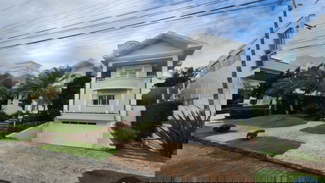 Great house for the season in Jurerê Internacional