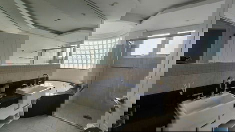 Great house for the season in Jurerê Internacional