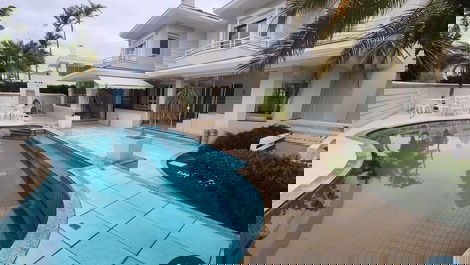 Great house for the season in Jurerê Internacional