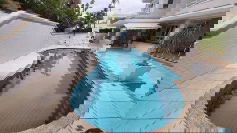 Great house for the season in Jurerê Internacional