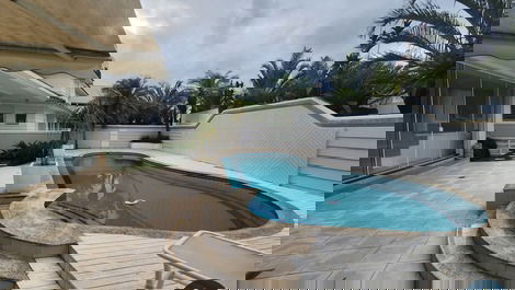 Great house for the season in Jurerê Internacional