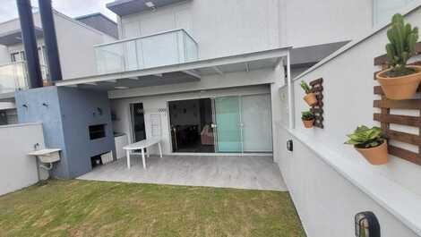 EXCELLENT TOWNHOUSE IN THE PARQUE GAROPABA ALLOTMENT!