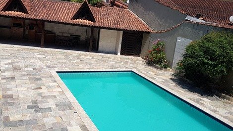 Casa com piscina -Caraguatatuba