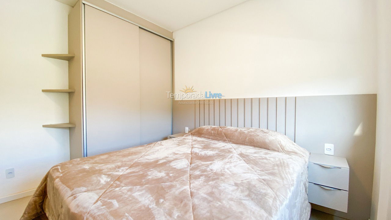Apartamento para aluguel de temporada em Governador Celso Ramos (Praia de Palmas)