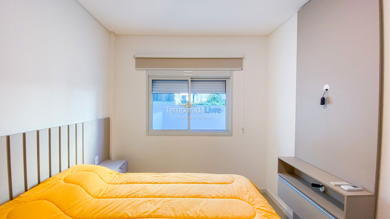 Apartamento para aluguel de temporada em Governador Celso Ramos (Praia de Palmas)