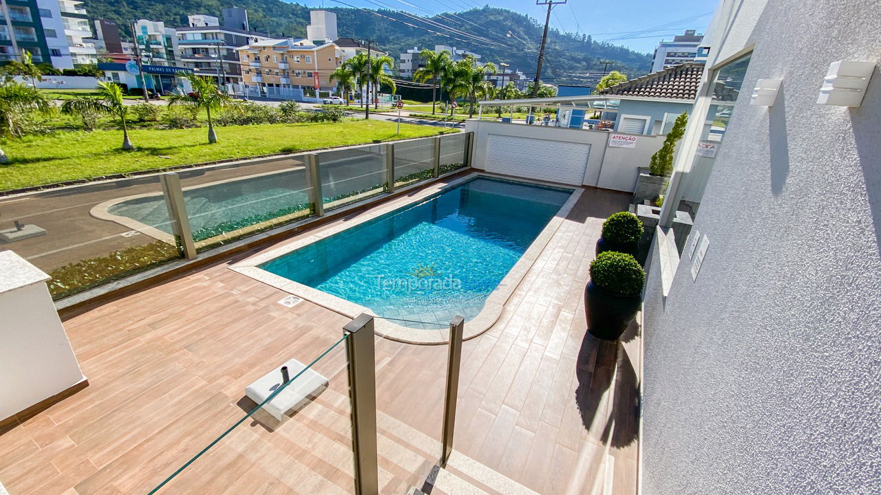 Apartamento para aluguel de temporada em Governador Celso Ramos (Praia de Palmas)